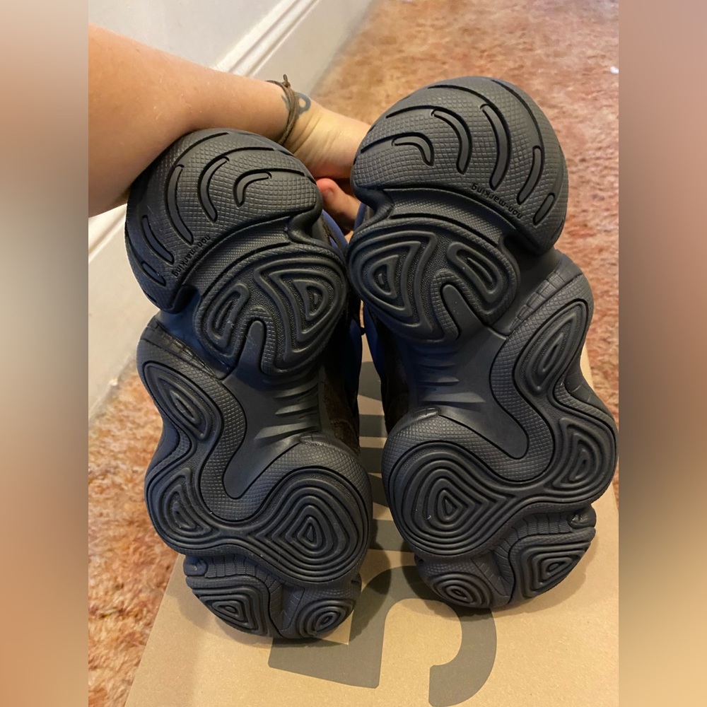 Adidas Yeezy 500 - Picture 2 of 5